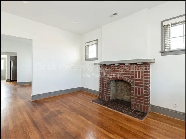 Building Photo - 2010 Maury St