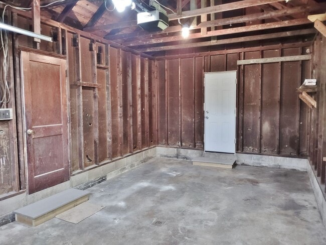 Building Photo - 4 Bed / 2 Bath Single Family Home