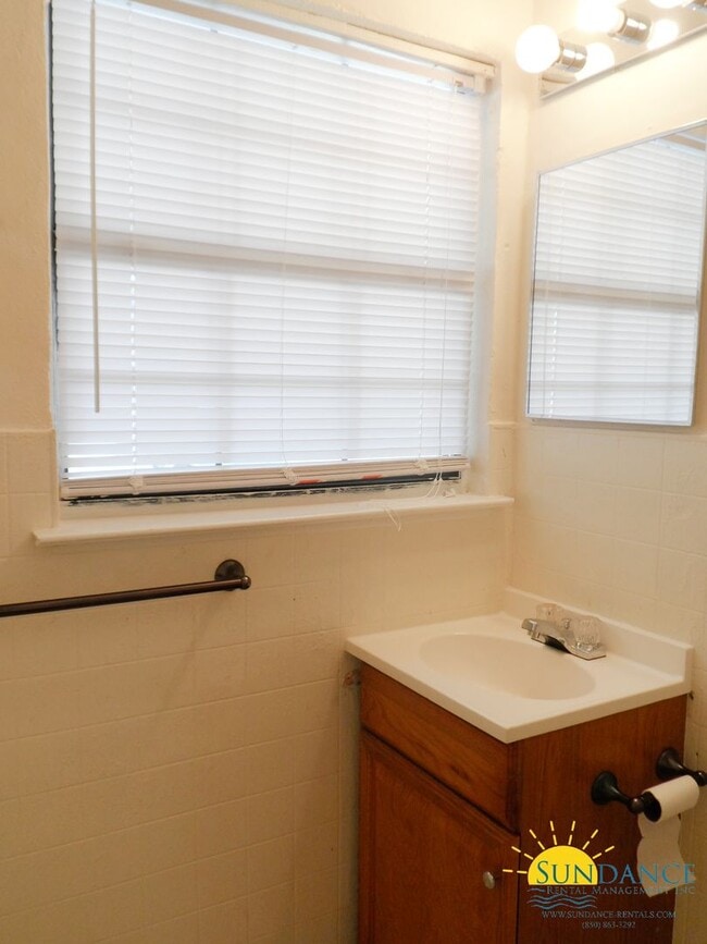 Building Photo - 2 Bedroom Unit In Fort Walton Beach!