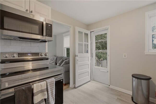 Building Photo - 351 Boulevard