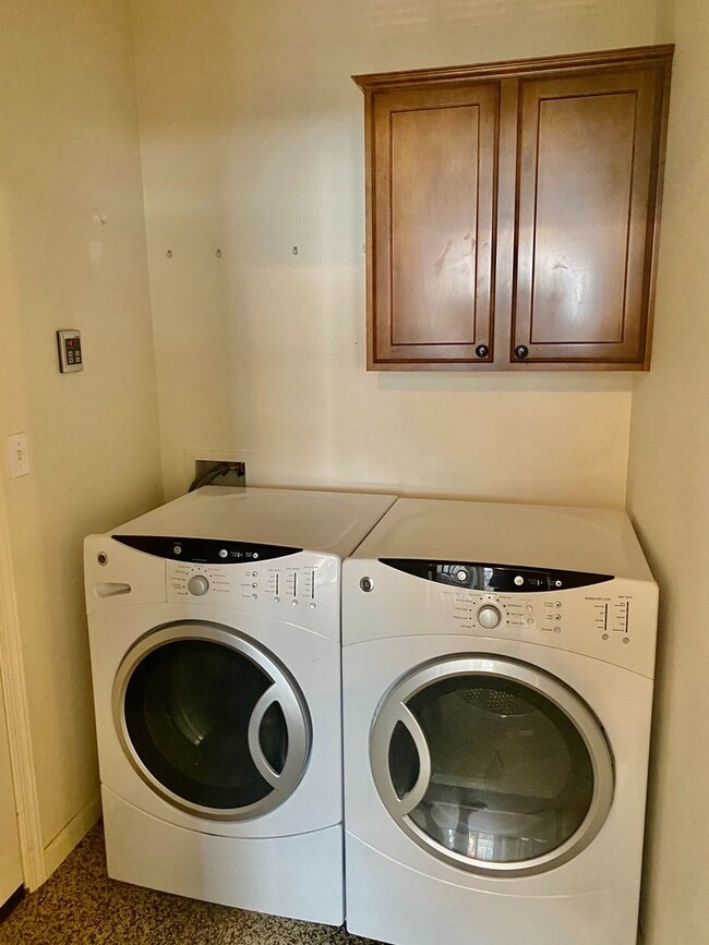 Building Photo - 3/2 in North Clovis Gated Community