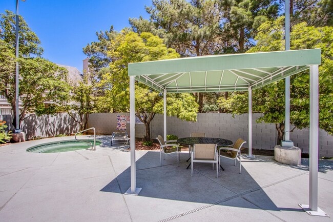 Building Photo - Absolutely stunning high rise loft at Metr...