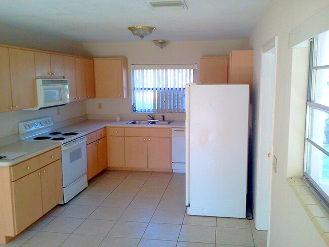 Building Photo - HUGE Ridge Manor/Dade City 3BR/2BA Home with Wide Open Floor Plan!!!