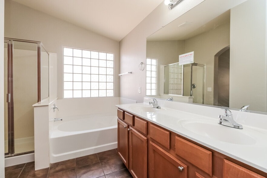 Building Photo - 484 W Gascon Rd