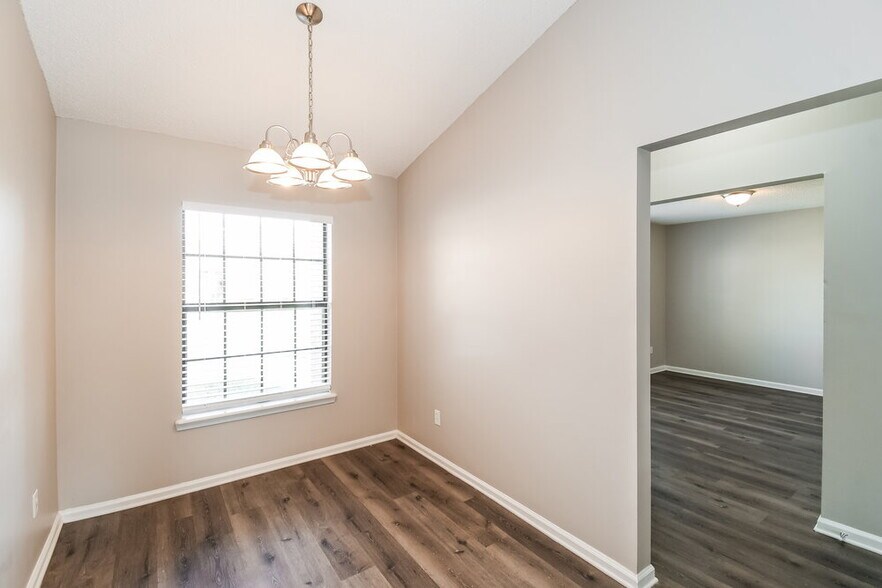 Building Photo - 596 Artesian Ln