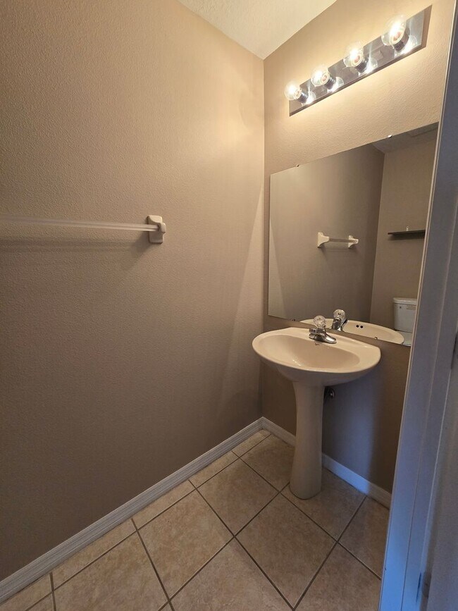 Building Photo - Great Town Home in Gated Community with Pool and Pond View