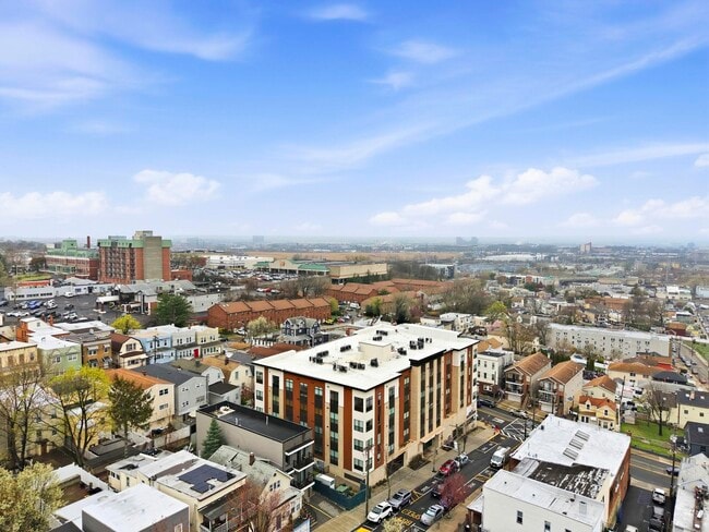 Building Photo - 649 38th St