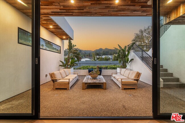 Building Photo - 1540 N Curson Ave