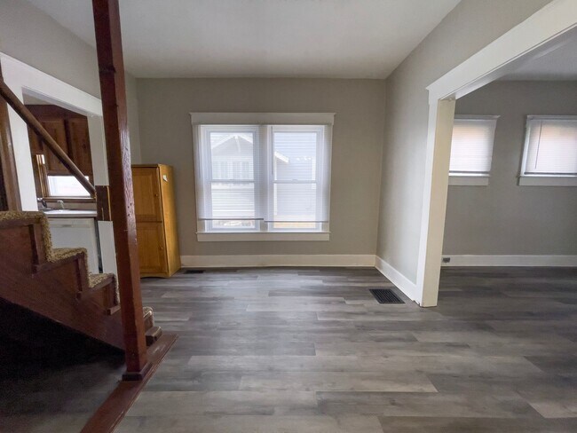 Building Photo - PRELEASING for AUGUST! Convenient Campus Living | 4BR with Fenced Yard & Covered Parking