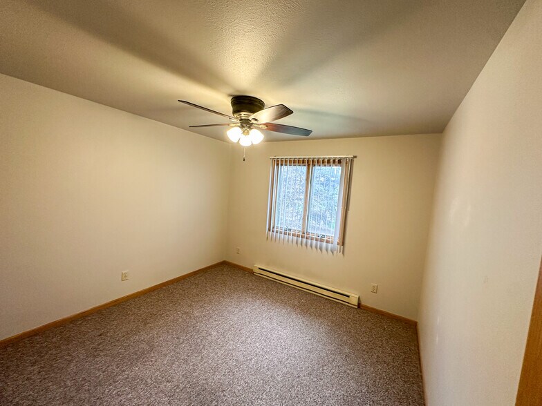 Building Photo - 2029 Green Valley Dr