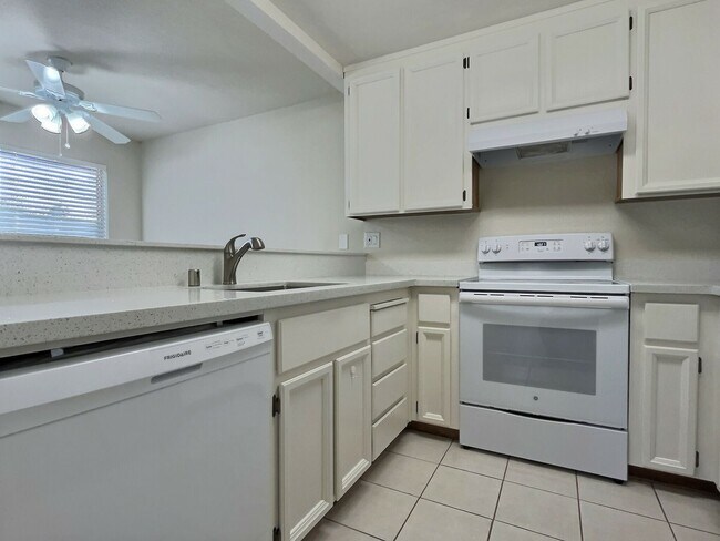 Building Photo - 1 Bed/1 Bath Updated Condo with Great Amen...