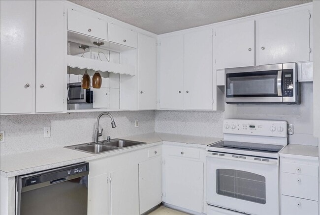 Building Photo - 6046 Hugo Dr