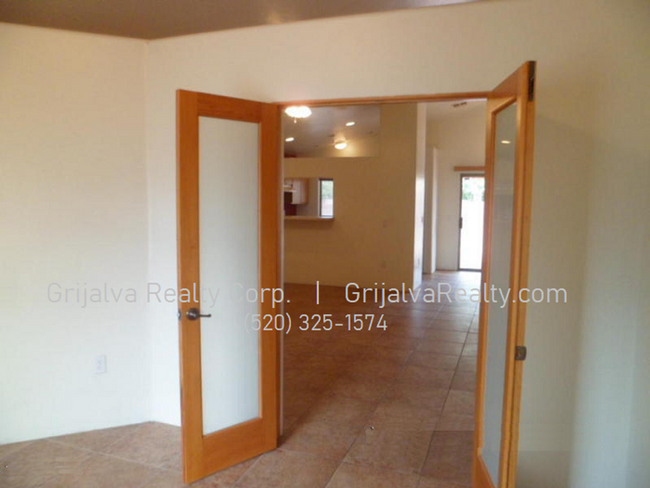 Building Photo - Lovely 2 BR, 2 BA House on the Westside (G...