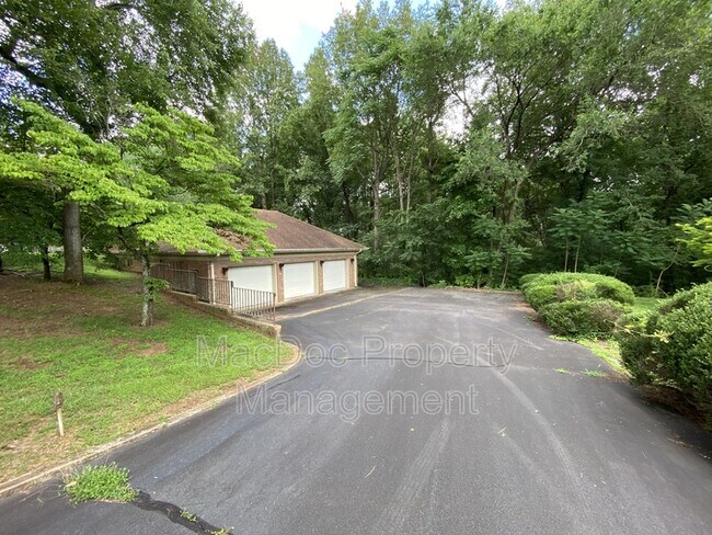 Building Photo - 11225 N Club Dr