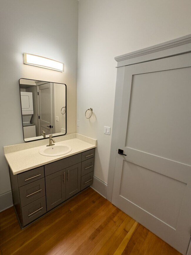 Building Photo - WINTER SPECIAL - NEWLY RENOVATED DOWNTOWN SALEM ONE BEDROOM