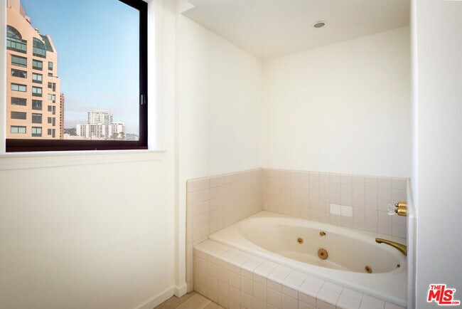 Building Photo - 10550 Wilshire Blvd