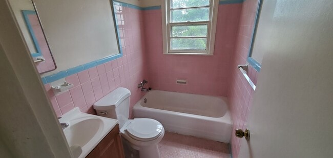 Building Photo - 2 Bedroom House