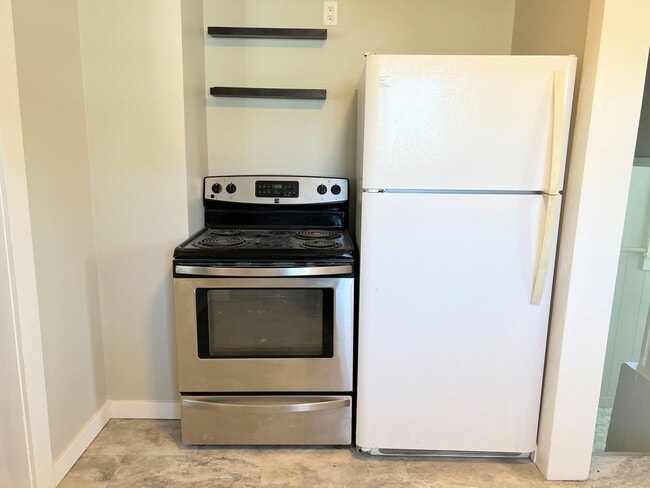 Building Photo - 2 bedroom home with two car garage