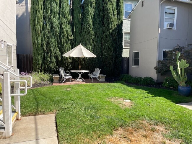 Building Photo - Charming Land Park 2/1 Apartment