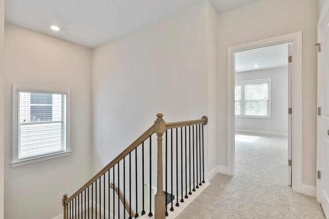 Building Photo - 335 Caledonia Ct