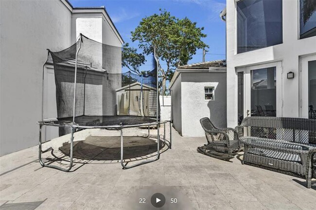 Building Photo - 20645 NE 25th Pl
