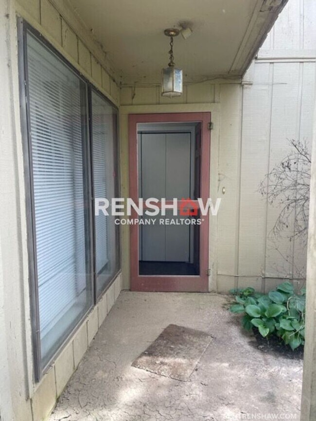 Building Photo - Unique 3 Bed / 2.5 Bath Condo - Move in Re...