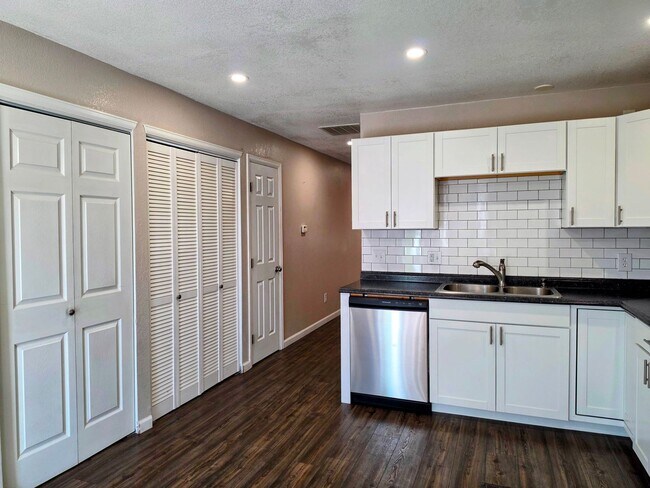 Building Photo - 486 Tracy Dr