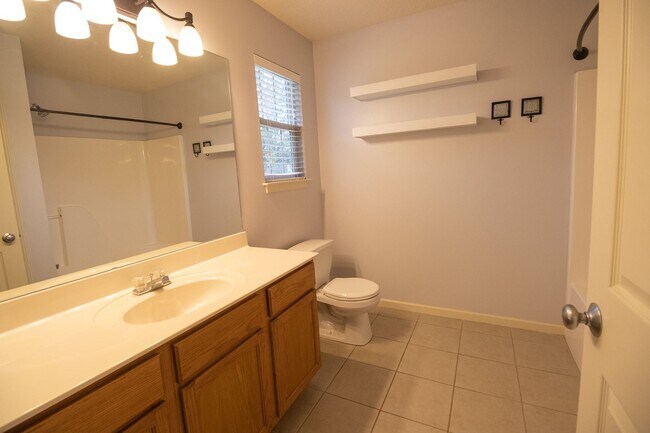 Building Photo - Stunning 3Bed/2BA Home with Dual Living Spaces/Garage