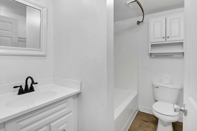 Building Photo - Charming 3-Bed Home in Olympia – Steps fro...