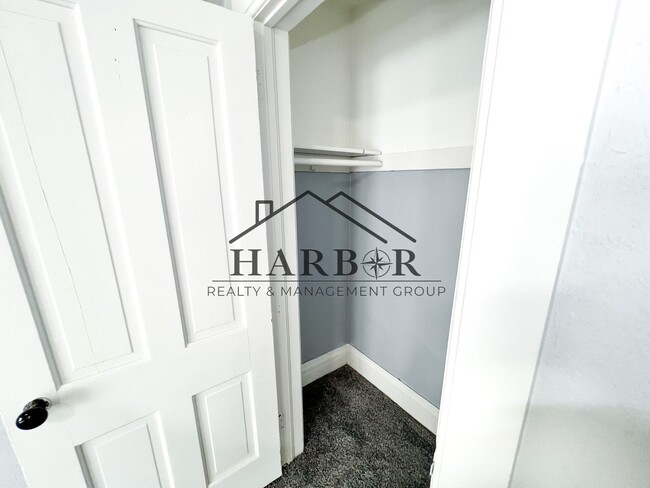 Building Photo - 527 Boone St