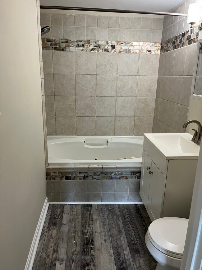 En-suite bathroom in main bedroom - 5206 Monticello Ave