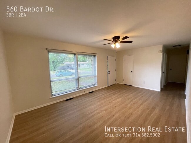 Building Photo - 560 Bardot Dr