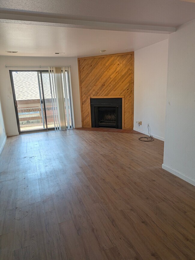 Building Photo - 303 W Lehow Ave