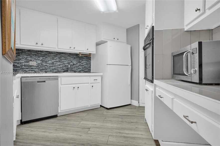 Building Photo - 905 Brickell Bay Dr