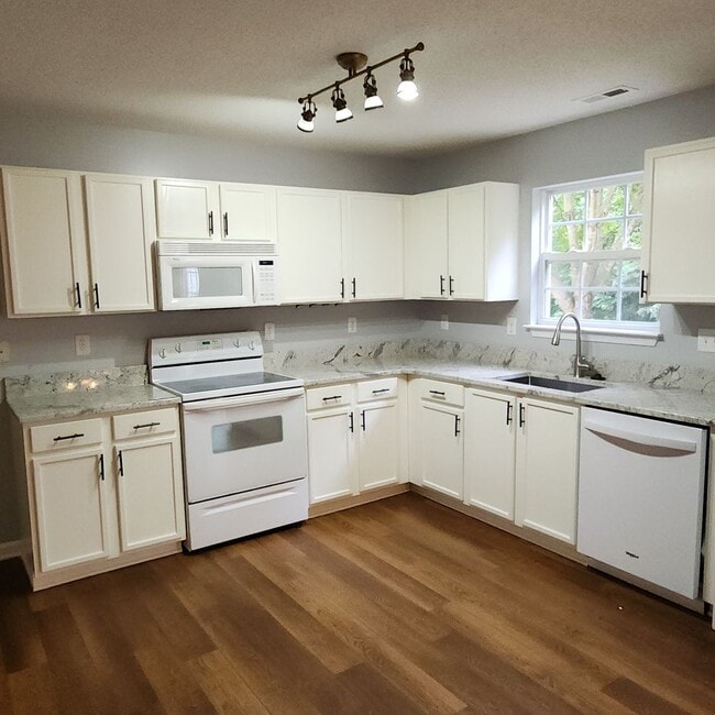 Building Photo - Inviting 2 Story House for Rent in Kerners...