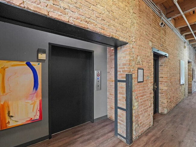 Building Photo - 331 S Peoria St