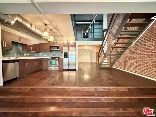 Primary Photo - 510 S Hewitt St