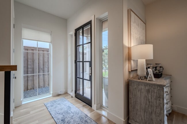 Building Photo - 4551 Fairway Ave