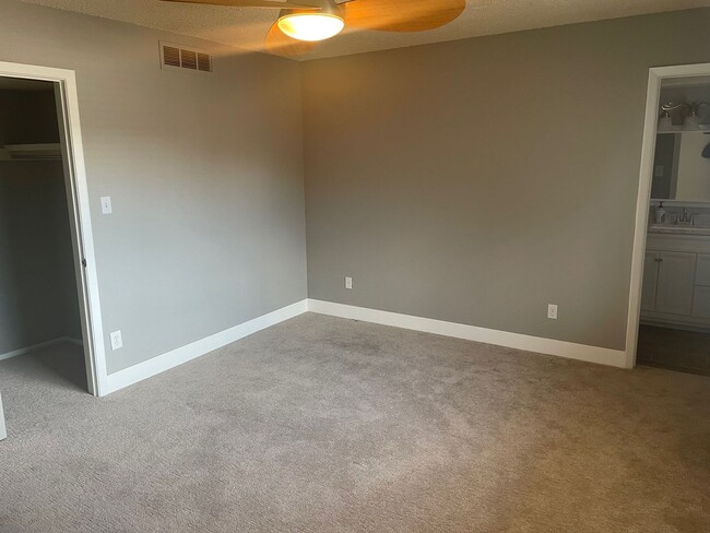 Building Photo - South Denver, 2 bed 2.5 bath Townhome, 2 C...