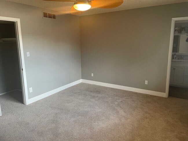 Building Photo - South Denver, 2 bed 2.5 bath Townhome, 2 Car Parking, Close to Light Rail