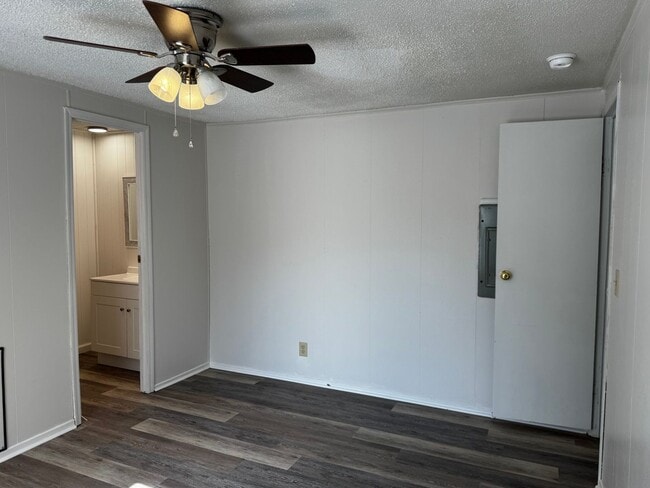 Building Photo - Three Bedroom Single Wide Home in Troutman