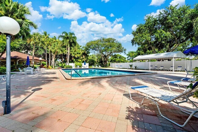 Building Photo - 3151 S Palm Aire Dr