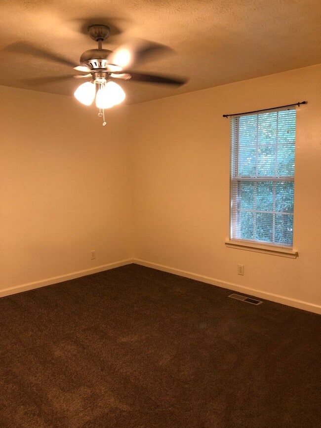 Building Photo - 2 bedroom/ 1.5 bath Unit