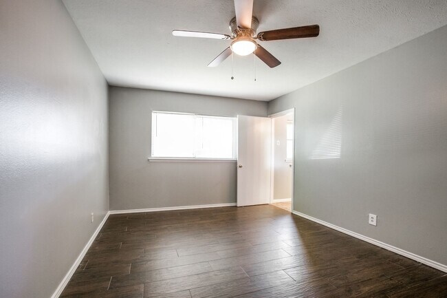 Building Photo - 4425 Windsor Dr