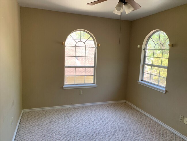 Building Photo - 4722 Woodside St