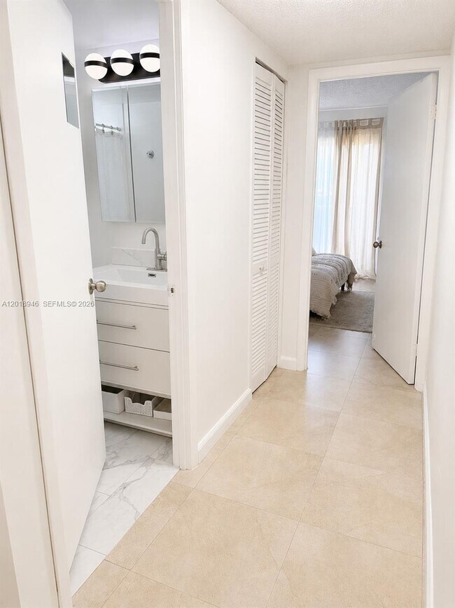Building Photo - 2924 Collins Ave