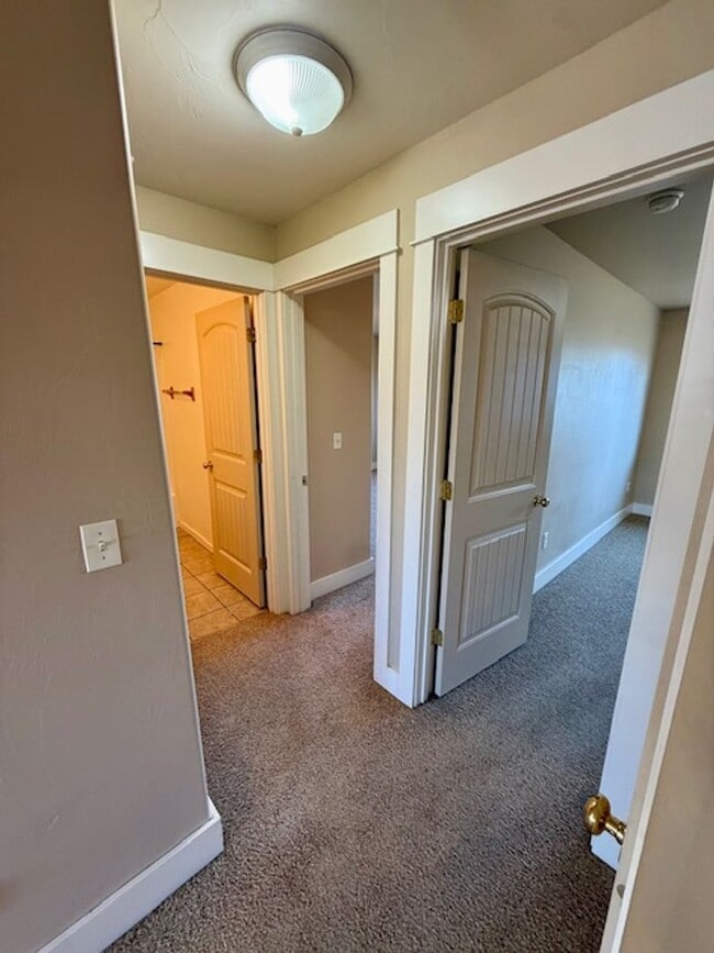 Building Photo - 2 Bedroom 1 Bathroom Apartment  NEW PRICE UPDATE