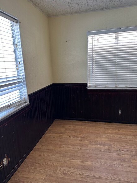 Building Photo - 200 E Country Club Blvd