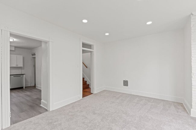 Building Photo - Spacious 1 Bedroom Apartment with Den - In Unit Laundry!