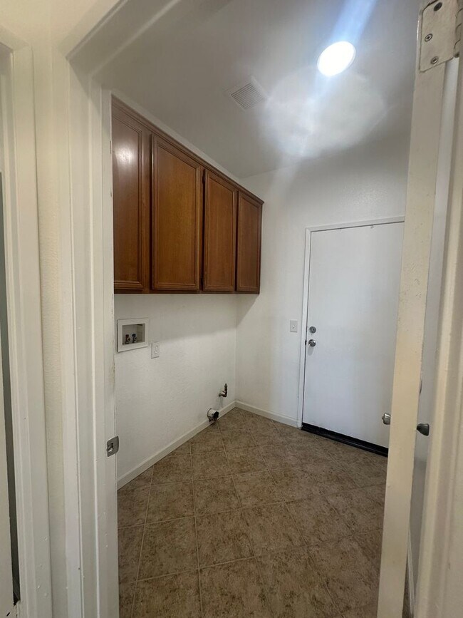 Building Photo - Spacious 4-Bedroom Home with Office, 3 Full Baths, and Modern Amenities